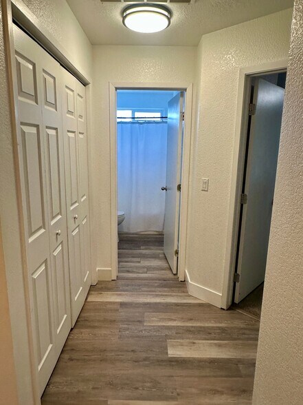 Building Photo - 1717 W Topanga Dr