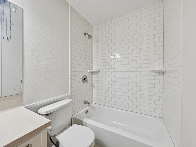 Building Photo - 3402 S Oak Dr