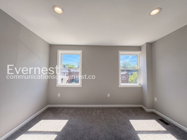 Building Photo - 3 Bed/1.5 Bath Townhome with fenced yard and deck/ Available Now!