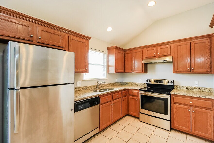 Building Photo - 716 Cavecreek St