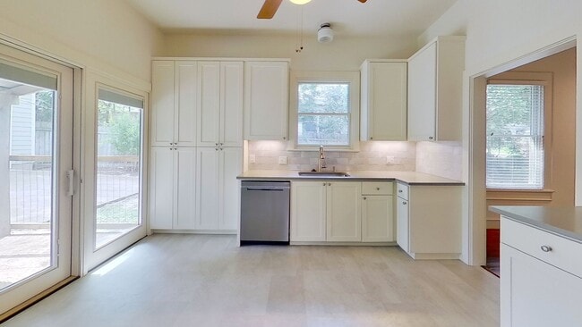 Building Photo - 513 E 40th St