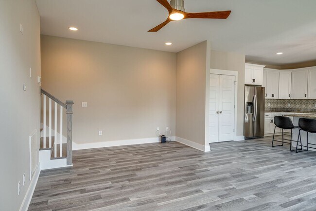 Building Photo - AVAILABLE September 1st. UPDATED 3 Bedroom...