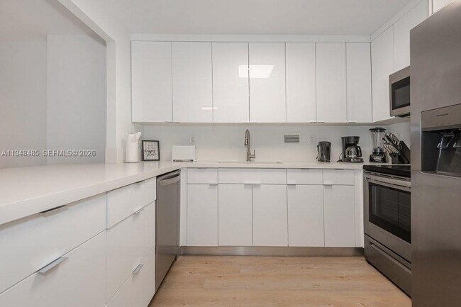 Building Photo - 2301 Collins Ave