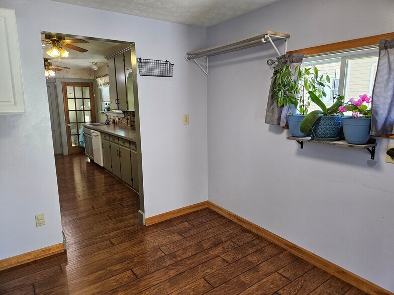 Laundry room/ mud room - 4047 Mogadore Rd