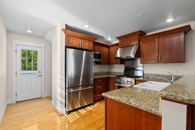 Building Photo - 2bd/1.75Ba Seattle Townhouse