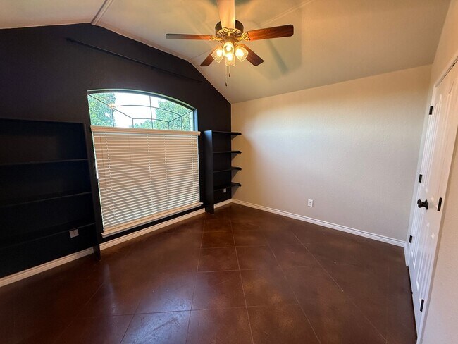 Building Photo - Spacious 4BR Home with Fireplace & Large B...