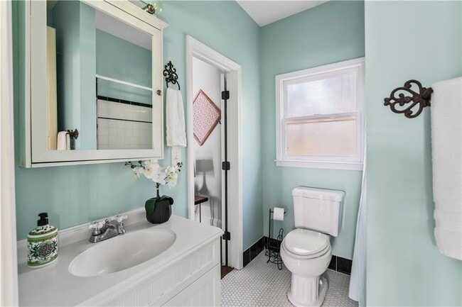 Building Photo - 240 Melrose Ave