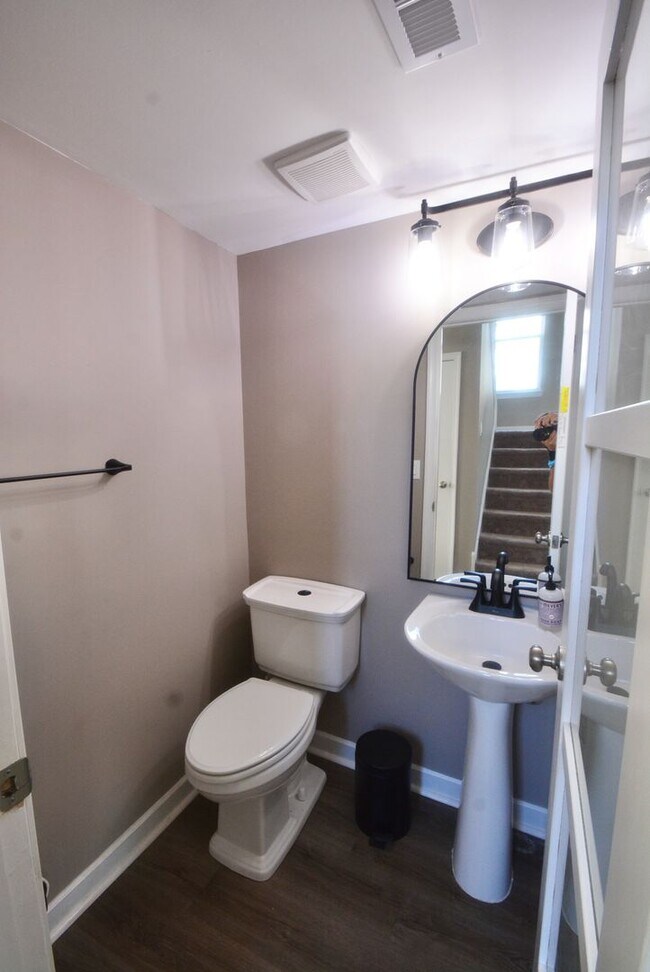 Building Photo - Stunning and Beautifully Updated Twin Home 3 Bedroom - Fenced In Backyard with a Basketball Court