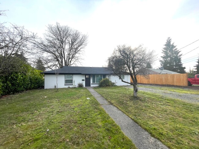 Building Photo - Beautifully renovated 3-bedroom home on a ...