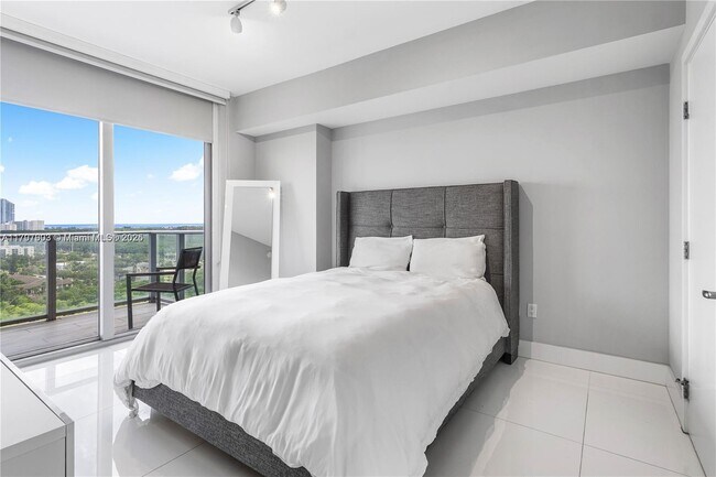 Building Photo - 16385 Biscayne Blvd