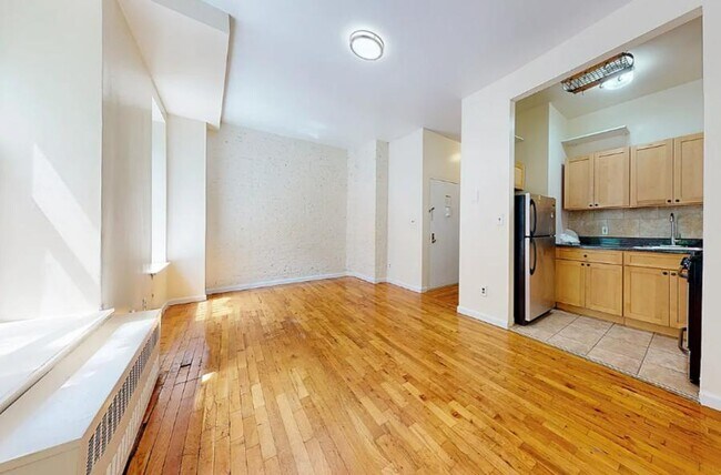 Building Photo - 241 W 113th St