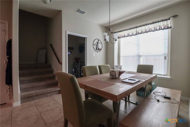 Building Photo - 802 Valentino Dr