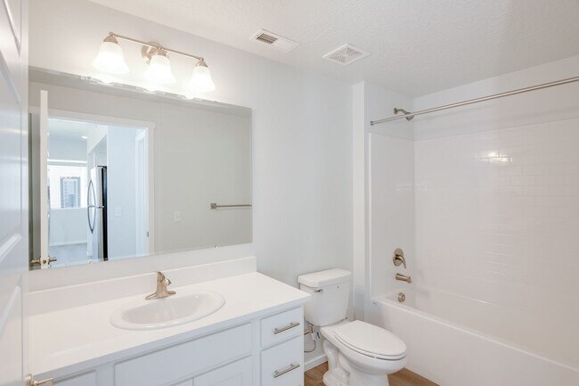Building Photo - Stunning 1 Bedroom.