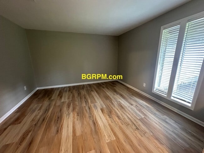 Building Photo - 3 BD, 2 BA, home in Sherwood