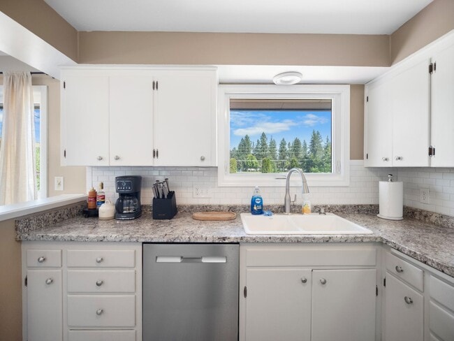 Building Photo - Spacious 4-Bedroom Pet-Friendly Home in North Spokane