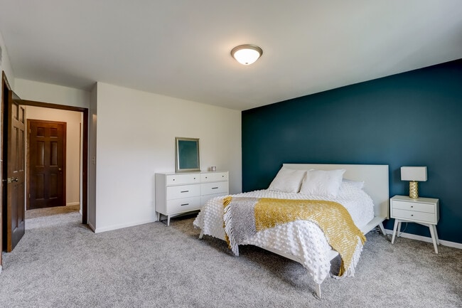 Building Photo - 16450 Dane Ct E