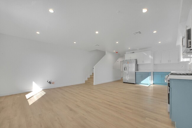 Building Photo - 5852 Vineland Ave
