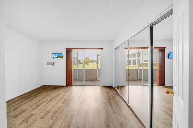 Building Photo - 127 Westbury E
