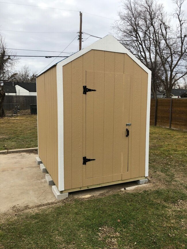 Building Photo - 2 bed 1 bath, laundry connections, large fenced yard, corner lot!