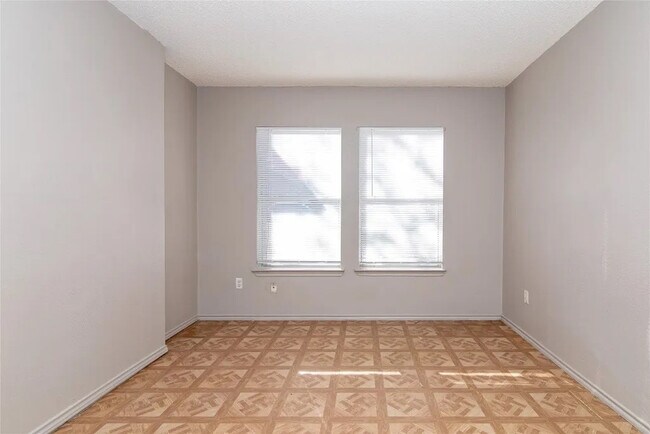 Building Photo - Room in House on Heyerdahl Dr