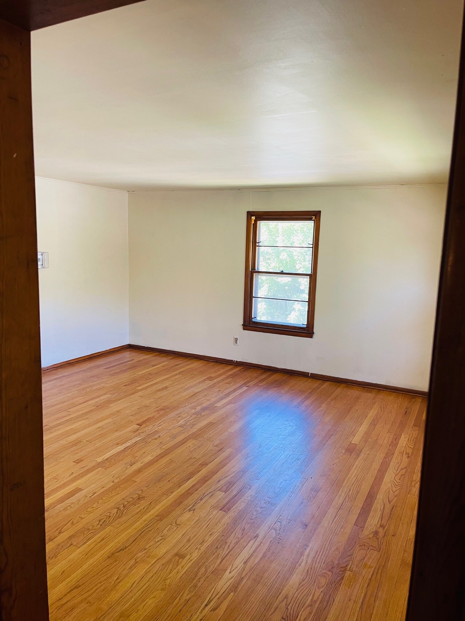 Living Room - 432 Oak St