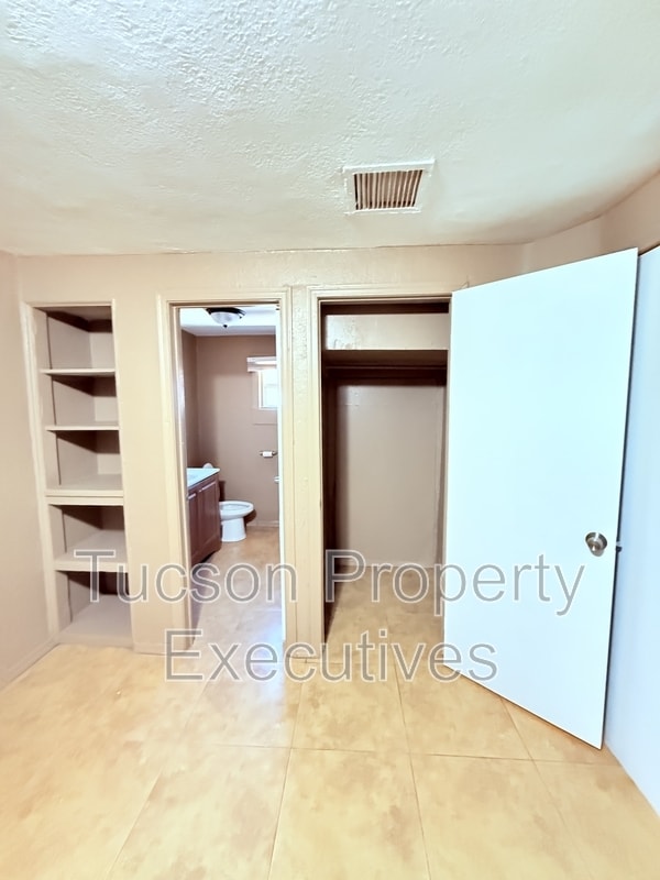 Building Photo - 3625 S 7th Ave