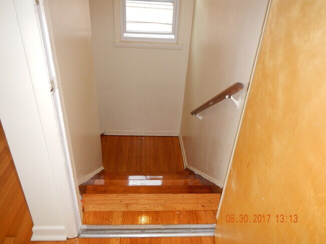Building Photo - Newly Renovated Spacious Flat With Hardwoo...