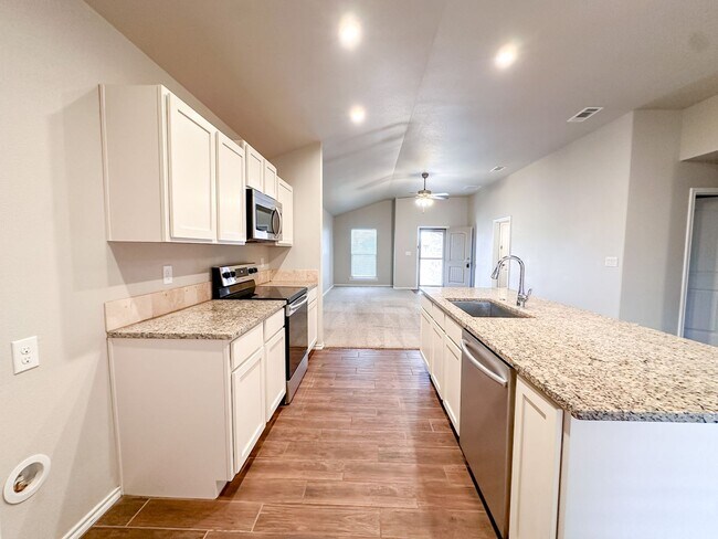 Building Photo - 3/2/2 Home in Windstone!