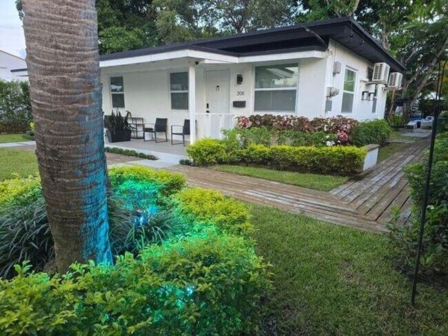 Building Photo - 208 SE 4th St