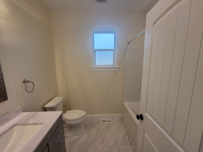 Building Photo - Stylish Single-Level Home in Pasco with Fi...