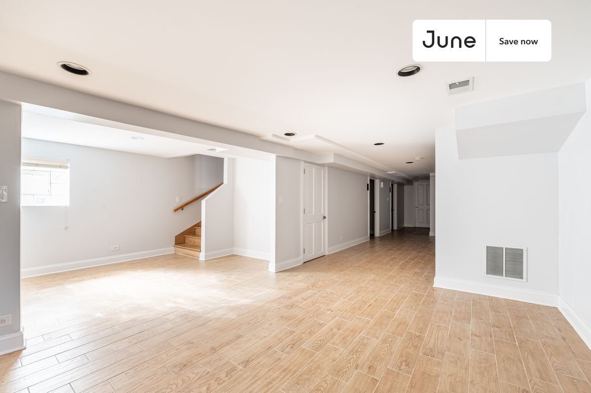 Building Photo - 3020 N Sawyer Ave