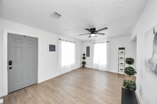 Building Photo - 2210 Detering St