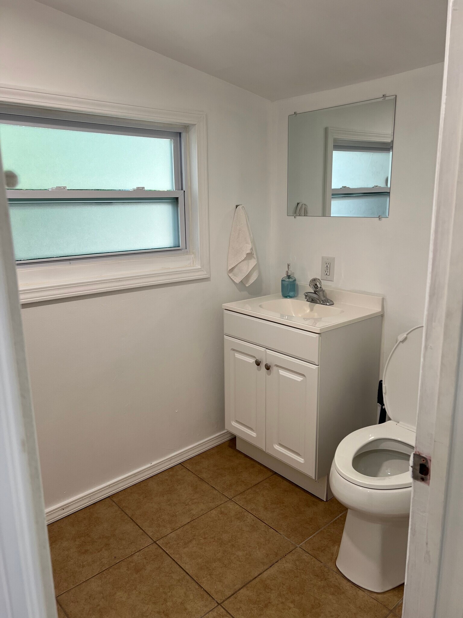Efficiency bathroom - 539 Bay St