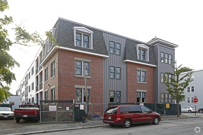 Building Photo - 902-906 E 2nd St