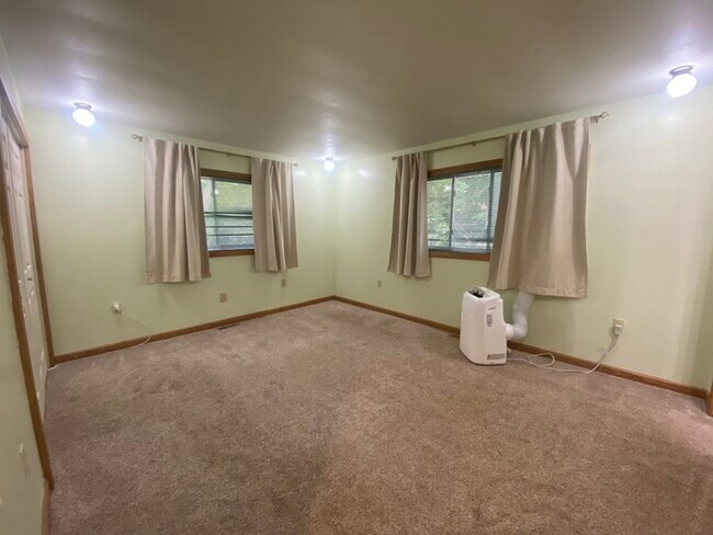 Building Photo - Secluded 4 bedrooms 3 baths with 2 car garage and fenced in yard in the town of Rutland for rent!
