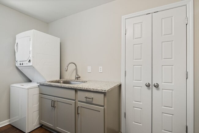 Building Photo - 2BR available now in quadplex, downtown ne...