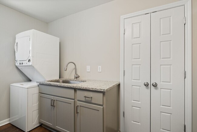 Building Photo - Available now, 2 bed 1 bath end unit in qu...