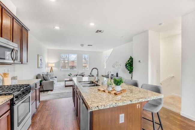 Building Photo - Spacious 3-Story Home in Rancho Cordova