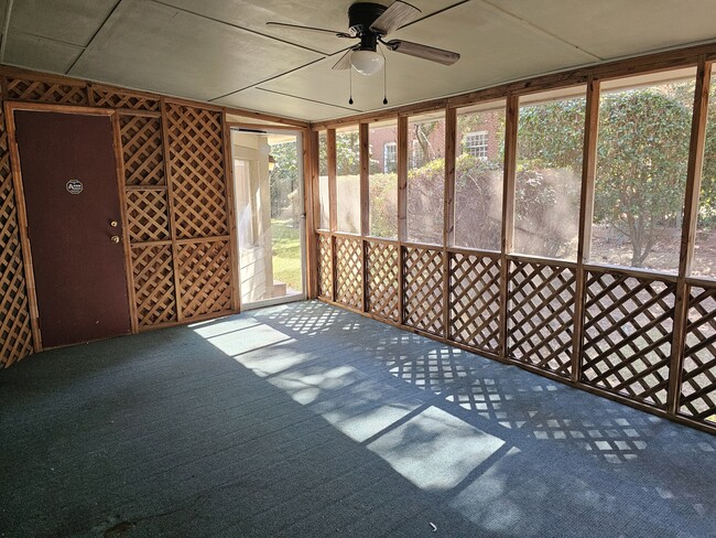 Building Photo - 1222 N Ridge Ave