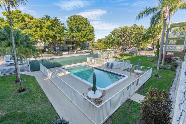 Building Photo - 1900 NE 8th Ct