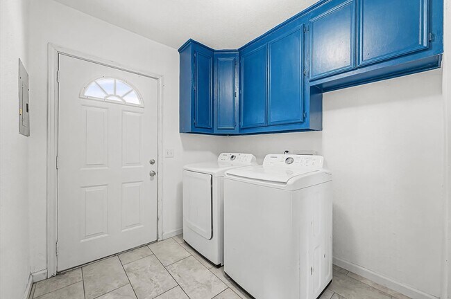 Building Photo - 511 Joyce St