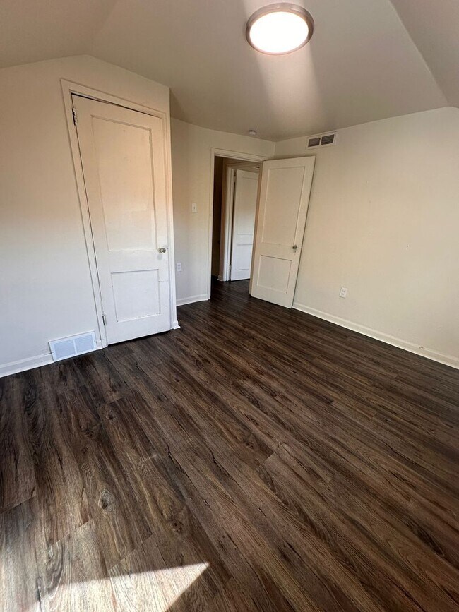 Building Photo - Newly Renovated 2 Bedroom Townhome