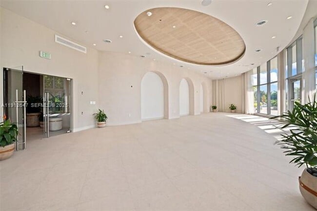 Building Photo - 700 NE 24th St