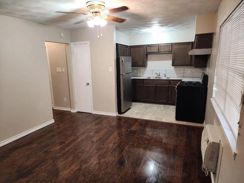 Building Photo - 857 Broadway Ave