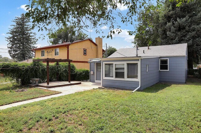 Building Photo - 623 Iowa Ave