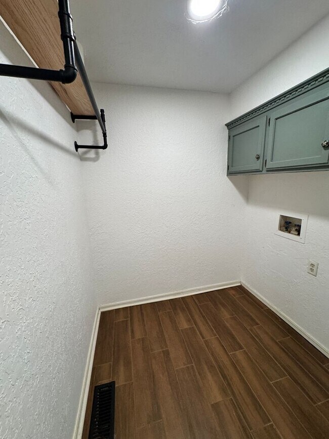 Building Photo - Charming and spacious with thoughtful updates! This 3 bed 2 bath feels new and trendy, schedule y...