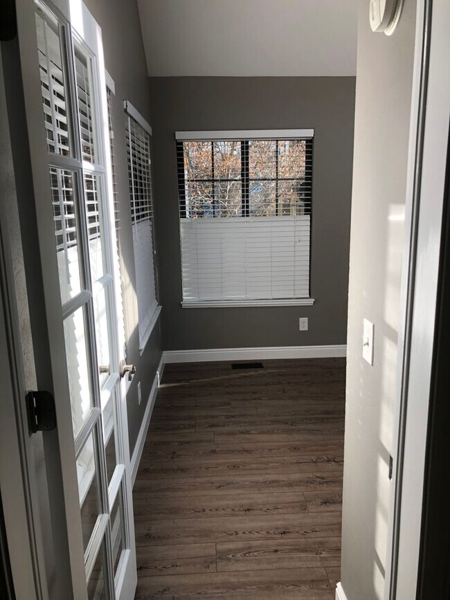 Building Photo - Price reduced!! Luxury 2 Bed 1 Bath Condo w/ ATTACHED GARAGE
