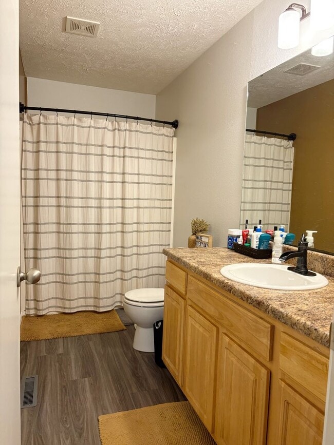 Building Photo - Pre-Leasing Now - Charming 3 Bed / 2 Bath ...