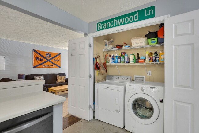 Building Photo - Southern Edge Condo Just Steps from Campus