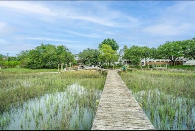 Building Photo - Gorgeous 4 BR/2BA Marshfront Home With Cre...